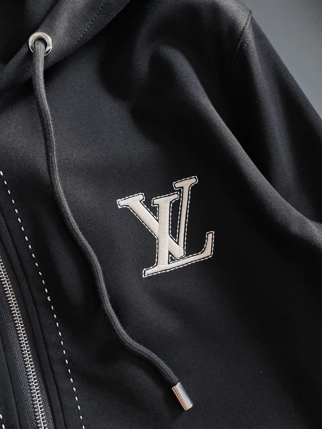 🅿️720 LV hot-selling suit is coming. Focus on the original version of the official website. 2025 new hot-selling cardigan suit. The original order is the best. 🇭🇰The meticulous work of top designers. It has a fitting and perfect upper body effect. All-natural high-quality Tencel Roman cotton 100%, close-fitting comfort, noble and elegant! Original hardware embodies elegance and nobility! Counter size: M-3XL (maximum wear up to 190 pounds)